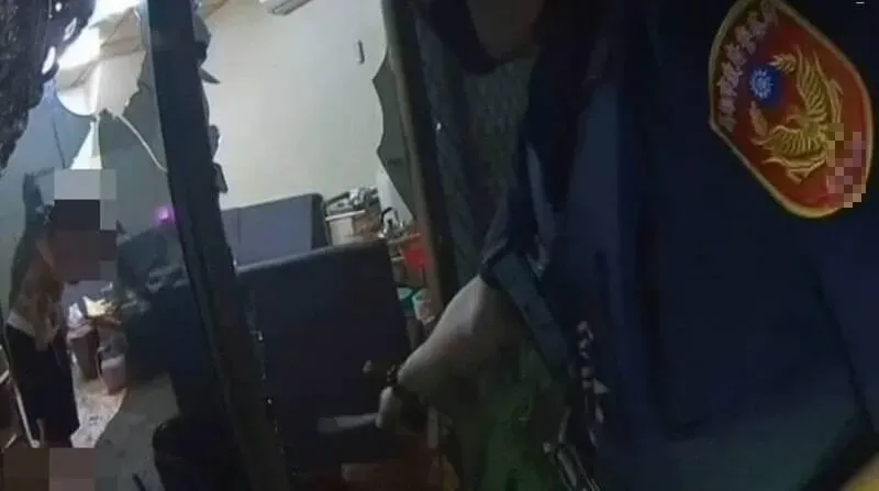 快訊/不爽被凹「賺比較多要請客」　高雄莽男持菜刀砍死朋友...還跟警方對峙