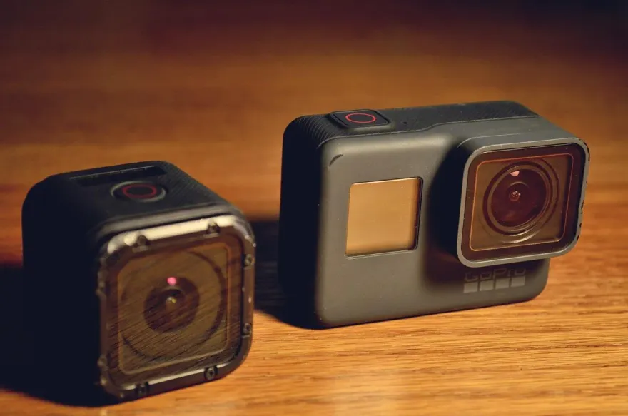 交往7年！妹子送男友GoPro　竟錄到「他跟好兄弟滾床」網：廠商應送妳配件