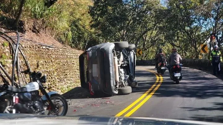 影/不要命！台14甲清境路段酒駕甩尾　轎車翻車還撞傷騎士
