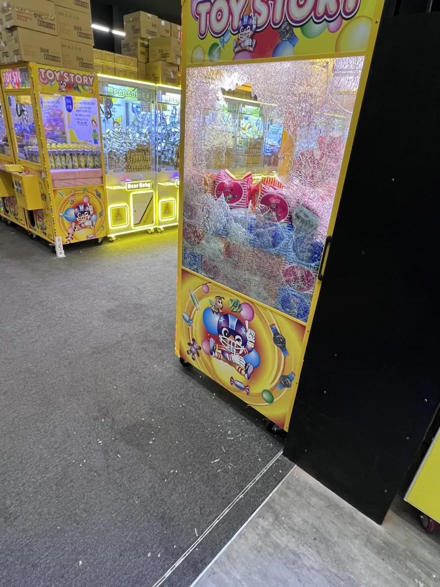 「賠償100倍」4歲兒擅取娃娃機商品！媽媽遭恐嚇賠10萬…報案結果出爐
