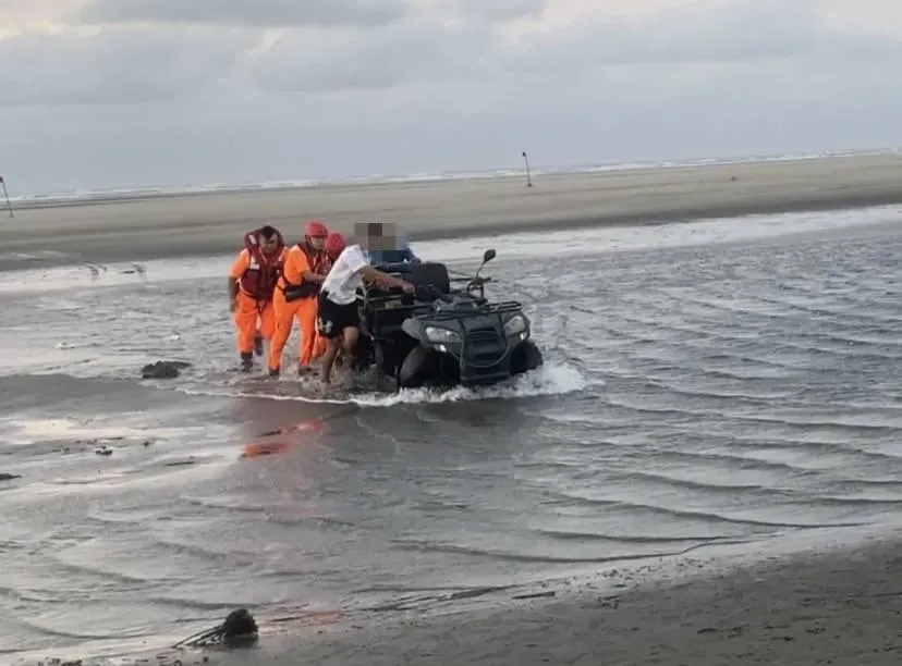 影/台中遊客駕搬運車陷大安海濱沙灘「前輪損壞變形」　海巡2神器急救援