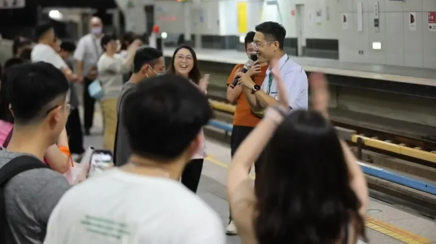 影/耳朵懷孕了！高捷站長高歌疏散人潮「Coldplay散場後的加碼」