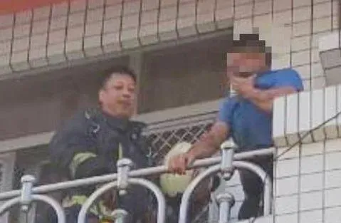 快訊/彰化民宅火警竄濃煙！　男住戶受困3樓陽台被救下