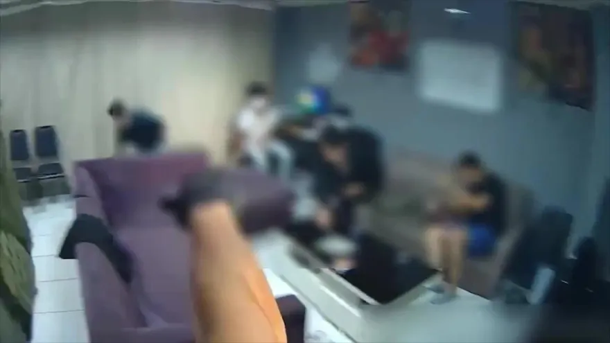影/竹聯明仁會強拍少女裸照逼賣淫　警搗刺青店逮12煞
