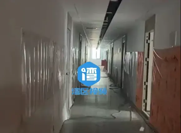 影/倒楣買到爛尾樓！她花44萬裝修成唯一住戶　夜間一片漆黑網直呼危險