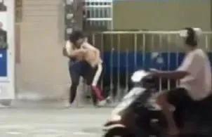 影/深夜柔道練習？屏東加油站2員工「寢技」對尬　雙雙交纏倒地