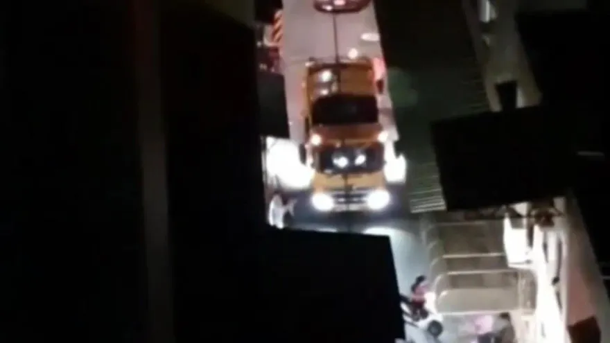 影/窄巷違停進不去！垃圾車運將不忍了　廣播開罵5分鐘「我不是你小弟！」