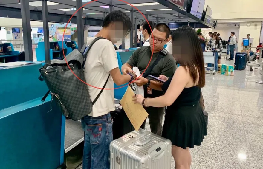 影/拖行李箱帶妹子衝桃園機場　他涉詐千萬報到櫃台被當場上銬