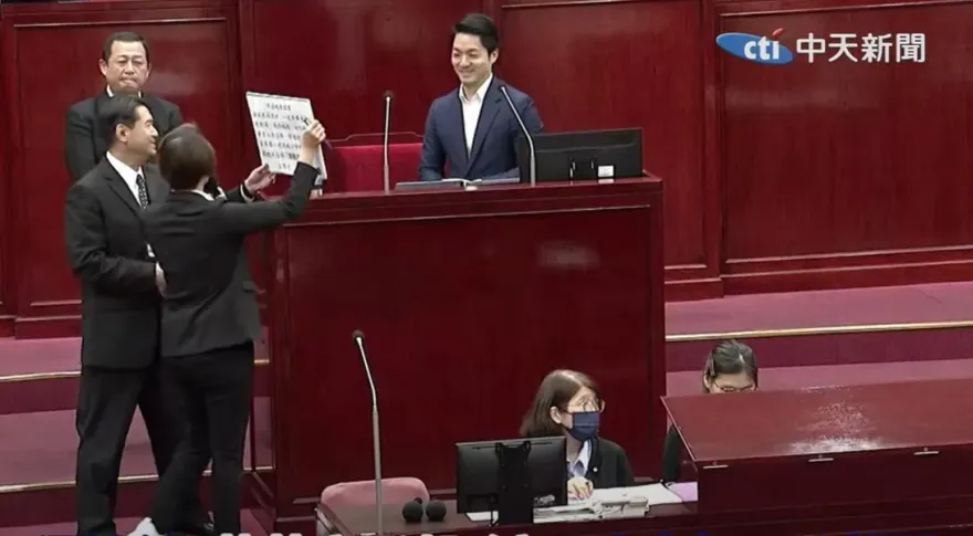 影/綠議員問2028會不會選總統？蔣萬安見「不落跑承諾書」笑回一句