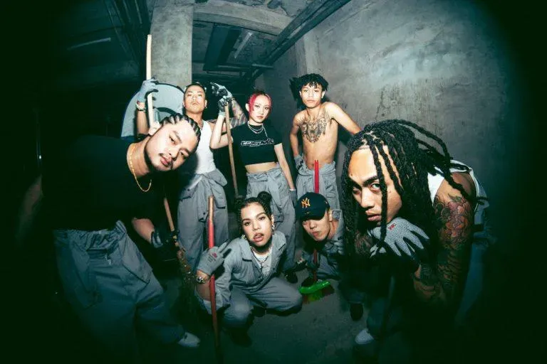 影/拍MV驚傳意外！AsiaFreaks首次全員合體…竟上演「毆打老闆」全武行