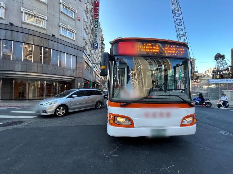 影/萬華醉公車街頭追撞肇事！駕駛酒測超標車當場遭「拆牌」　竟還有公危前科
