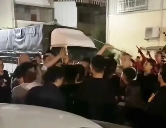影/台中廟會爆衝突！陣頭「車輛插隊」　20多黑衣人推擠叫囂、警快打壓制