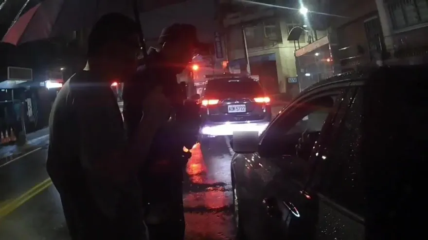 影/「張善政出來！」退休警半夜官邸長按喇叭　被警開罰嗆「小錢」