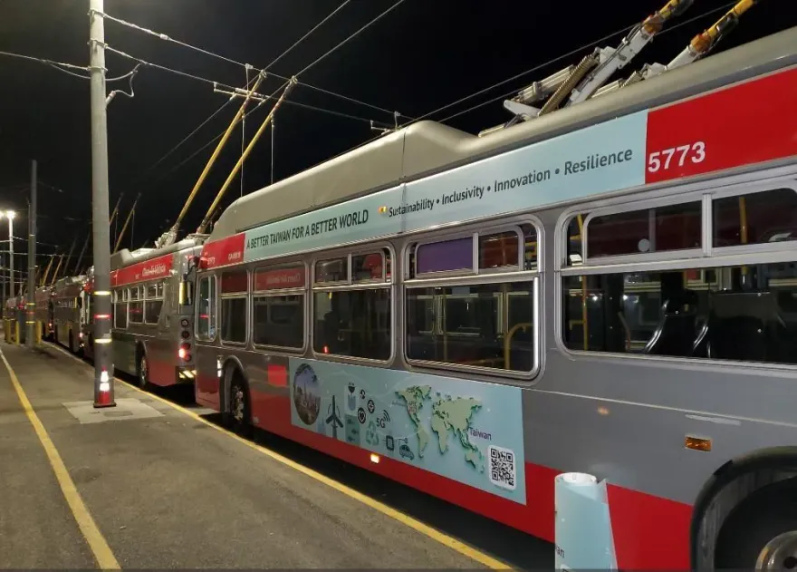 影/迎接APEC！限定款「台灣公車」穿梭舊金山　新駐處打造宣傳外牆