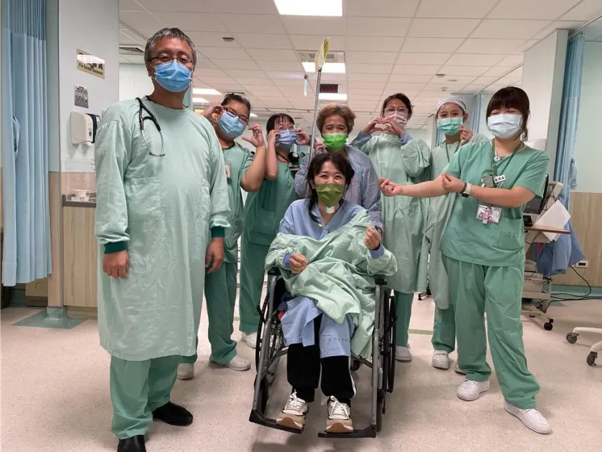 看不見肺臟 !女腹痛住院洗肺60天順利出院 「第一次句話」惹哭護理師