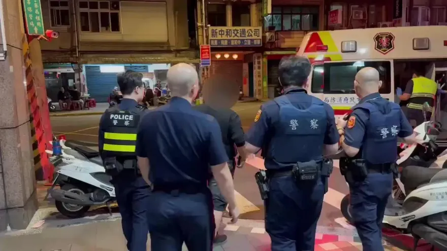 影/中和男超商「揮菜刀」對女學生咆哮！機警店員帶她躲進倉庫急報案