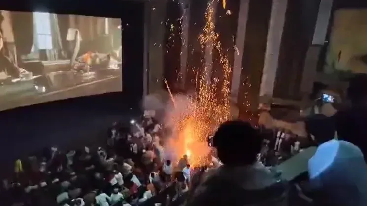 影/主角登場太興奮！印度粉絲電影院嗨放煙火　民眾尖叫四處竄逃