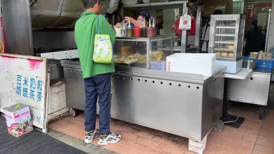 影/竹東討錢哥現身了！直擊買早餐沒討錢　問他要不要幫助：不要、不要跟了