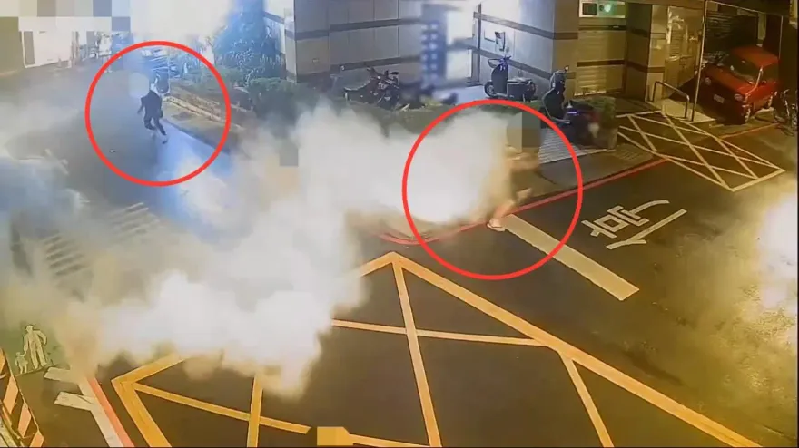 影/新北板橋4屁孩亂噴滅火器　2小時後警察找上門GG了
