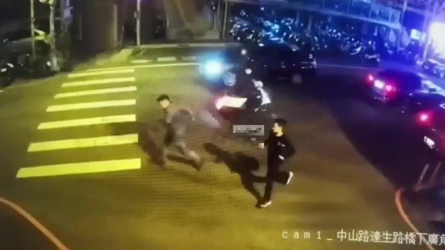 影/木棍還是西瓜刀？女友搭白牌車赴約　新竹莽男踢翻醋罈持棍棒當街「砍人」