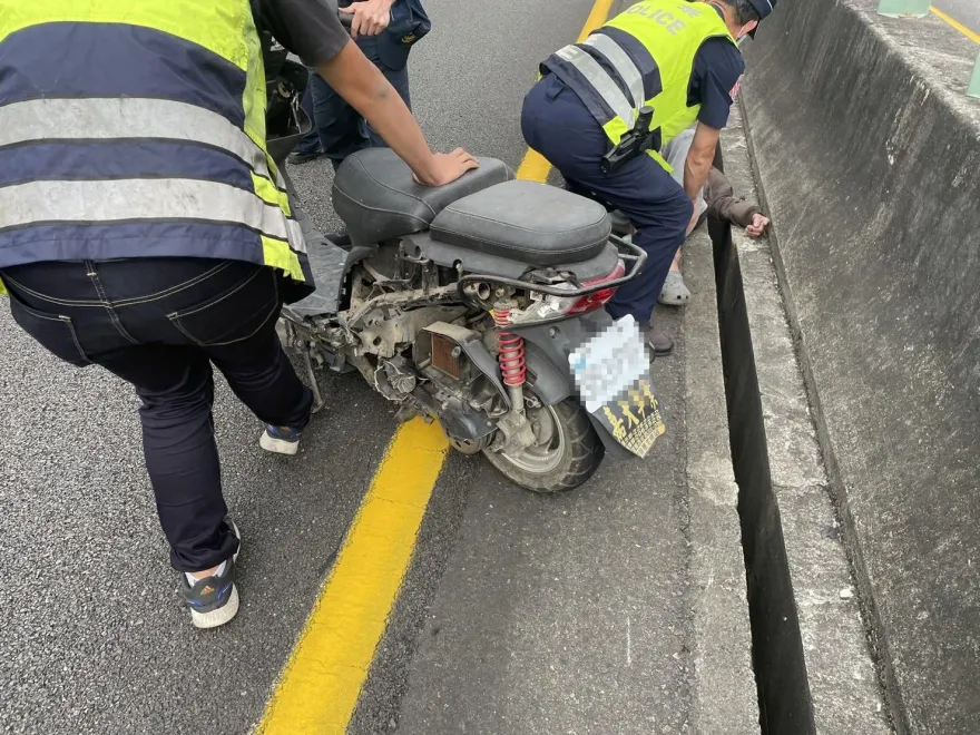 快訊/太危險了！74歲翁騎機車逆向誤闖國3竹崎段　他遭轎車撞翻頭部受創送醫