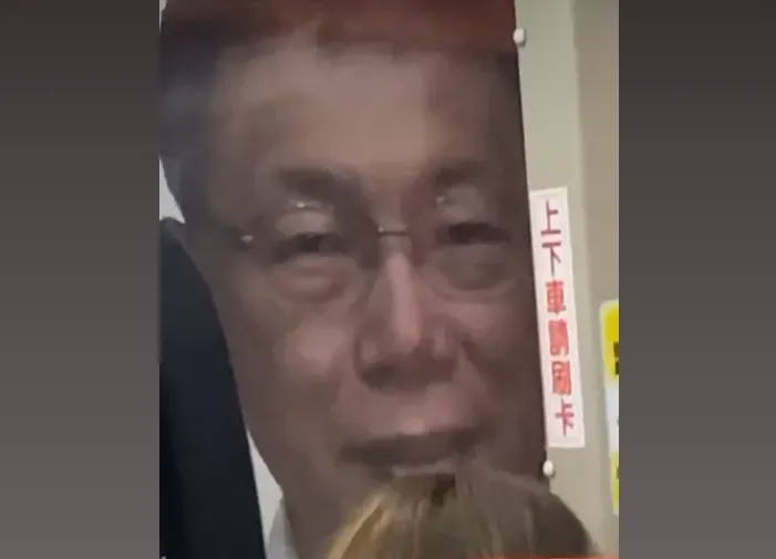 影/搭公車門突轉開...下秒驚見「柯文哲緊盯他」嚇到挫青屎　網：有轉哲