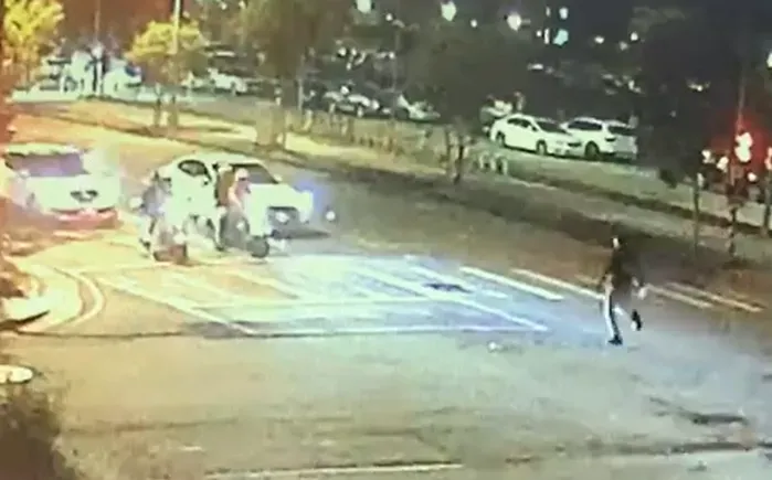 影/台中怪男趁「停等紅燈」亂開車門　女駕駛嚇壞急報警