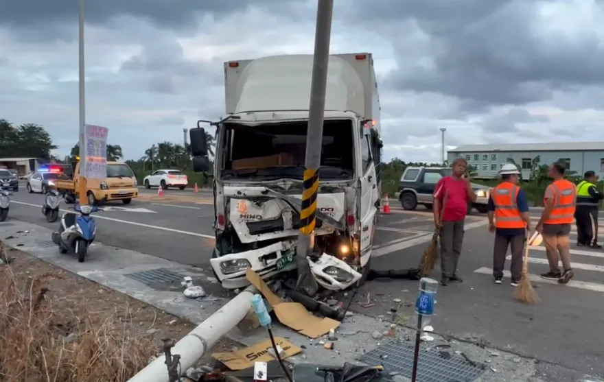 快訊/台東2車停紅燈遭聯結車追撞！路邊電桿攔腰折斷　撞擊瞬間影像曝光