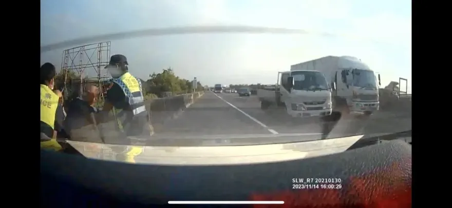 影/小客車國道爆胎停路肩！心虛毆警釀3傷　一查竟是「毒品通緝犯」