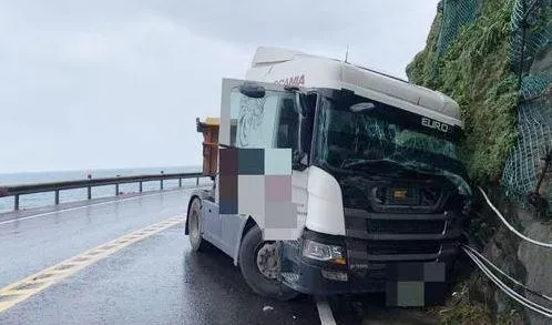 快訊/瑞芳台2線砂石車「失控撞山」車頭毀！還失控波及聯結車