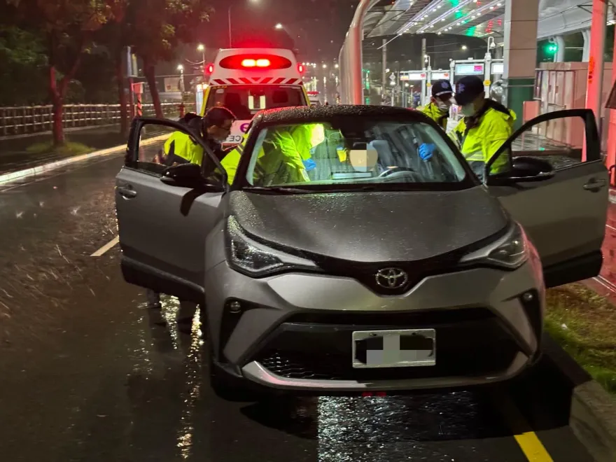 影/又是低血糖釀禍！淡水男開車擦撞輕軌護欄　警緊急救援幫拉手煞車