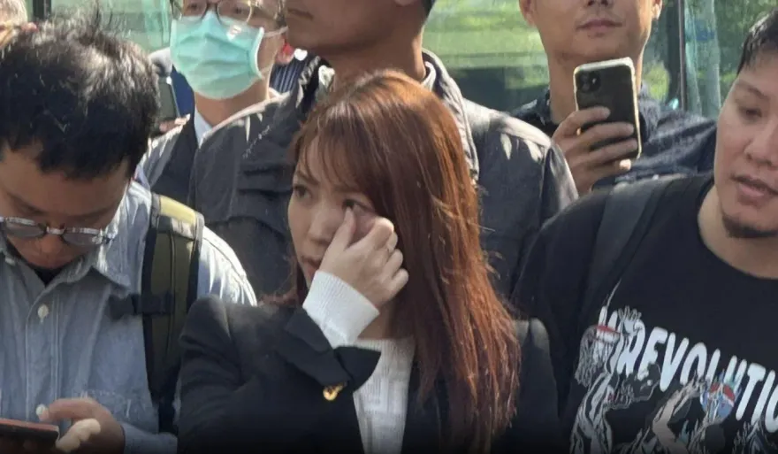 藍白合成局有人馬上哭？　民眾黨陳智菡拭淚引發關注
