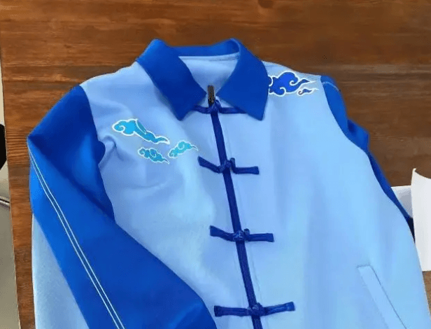 不吉利！孩子學校制服繡上祥雲　家長吐槽「像死人穿的壽衣」