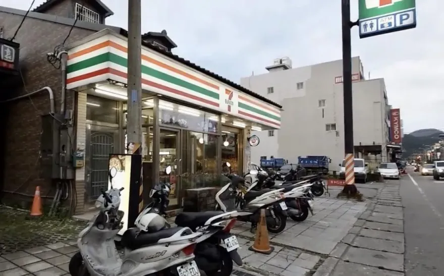 影/北海岸泡湯逛超商遭持刀刺頭　被害人控警局內被嫌犯嗆「要多少錢」
