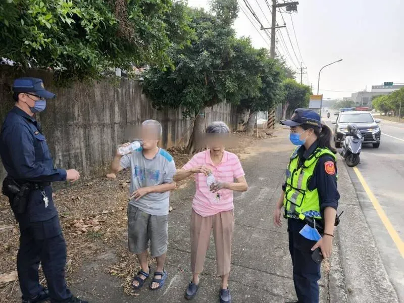 8旬慈母帶身障兒外出買蛋餅！徒步10多公里呆坐路旁　暖警協助返家