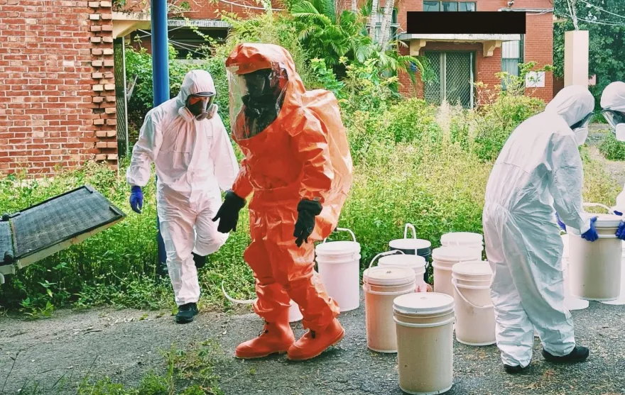 影/彰化角頭行動製毒車山區煉毒　公墓旁草木被毒枯警全副武裝搜索