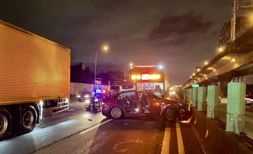 快訊/國一北上汐止路段車禍塞爆　大客車、聯結車與特斯拉連環撞