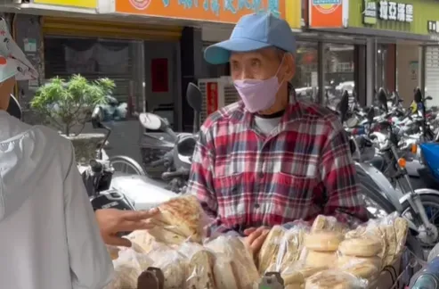 影/96歲伯伯街邊賣家鄉味！4片大餅65元超俗　背後動人故事逼哭網友