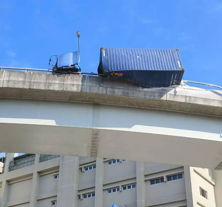 快訊/驚悚懸空畫面！高雄前鎮新生高架橋「貨櫃車自撞」　高掛近7樓高護欄
