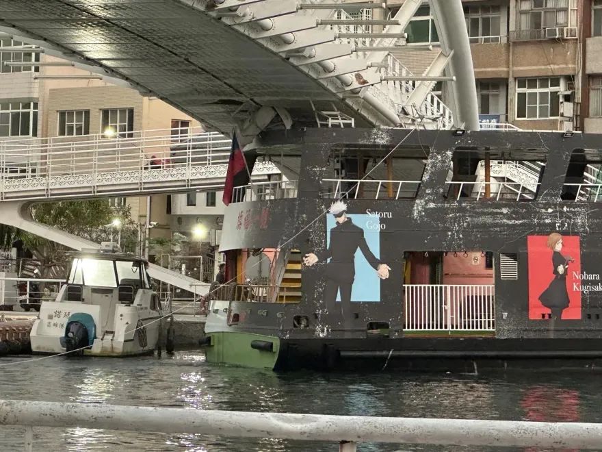 影/糗！高雄「咒術渡輪」卡景觀橋　「封印」1小時鋸鐵架脫困