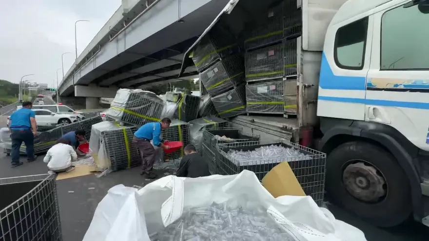 影/密集恐懼症勿入！台中鷗翼聯結車疑似門沒關好　過彎幾十萬個寶特瓶灑出來