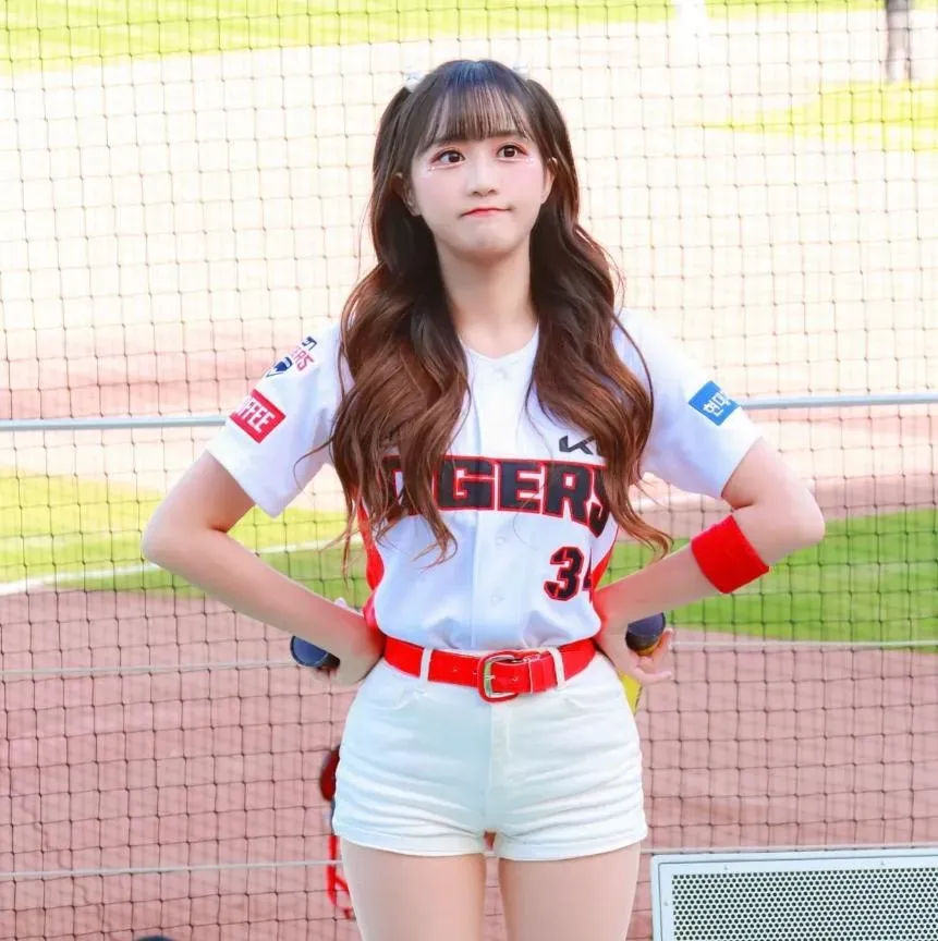 比李多慧更頂！啦啦隊女神9秒伸舌抖動大秀「驚人口技」　1.8億人暈爆：挖角來台