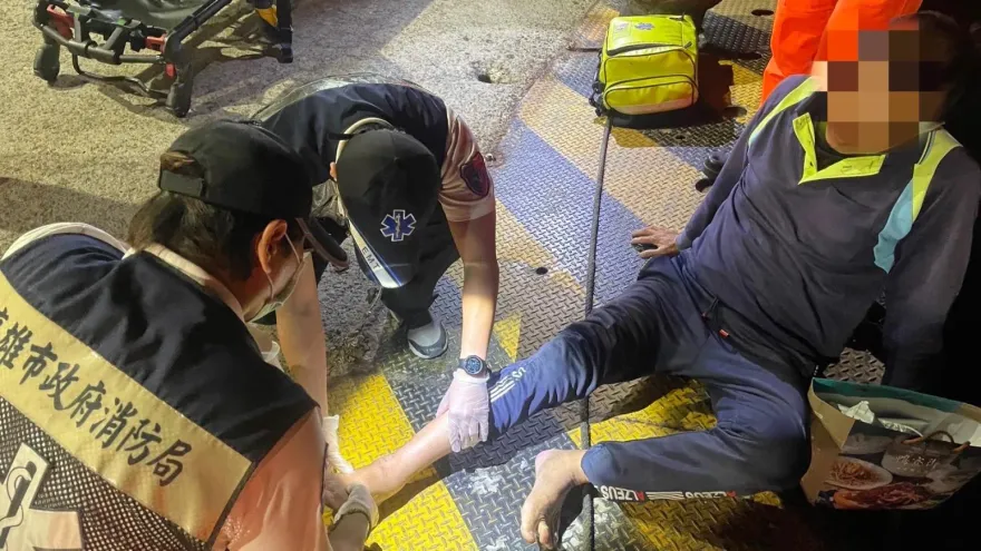 影/舢舨船長台南外海作業右腳骨折　海巡馳援戒護就醫