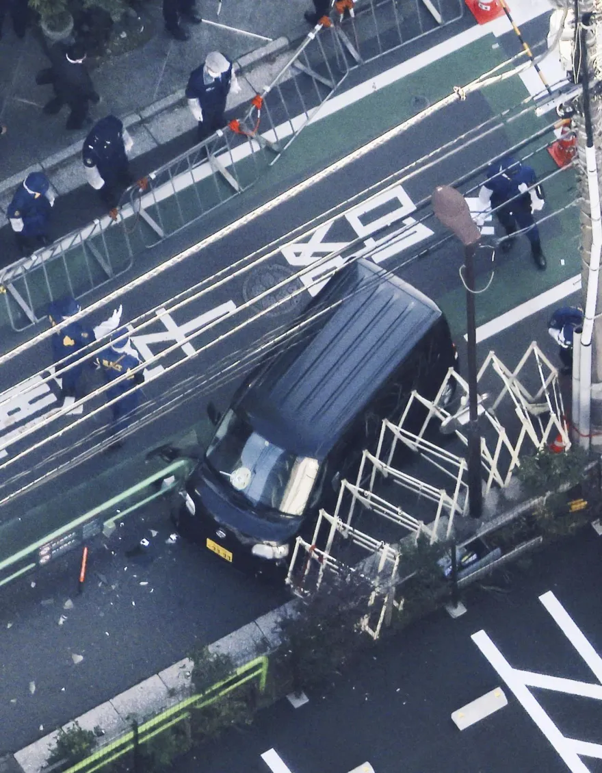 影/5旬男「駕車衝撞」以色列駐日使館圍欄被捕　警研判為右翼團體成員