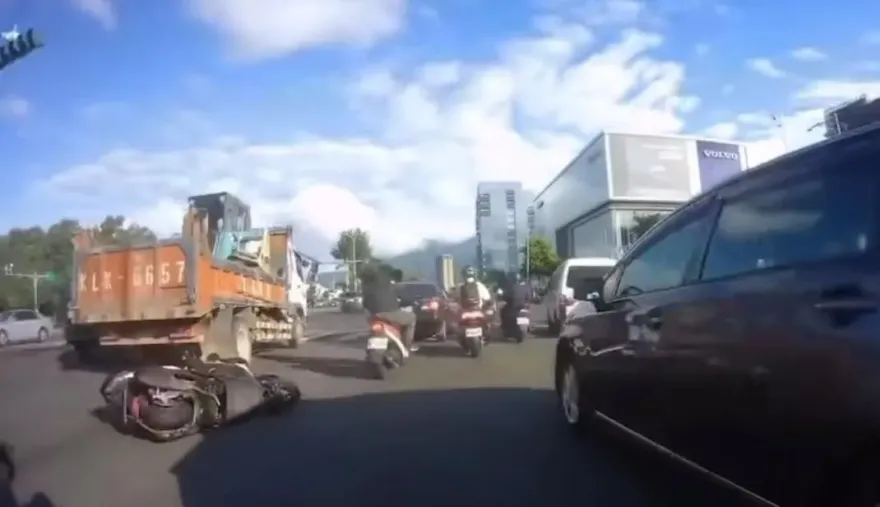 影/驚悚畫面曝！女騎士北投追撞前車　倒地遭大卡車輾過骨折送醫