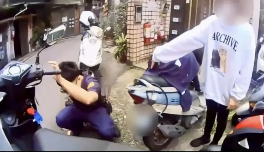 影/女大生機車卡水溝蓋動彈不得　暖警巧妙喬角度助脫困
