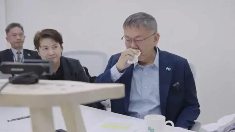 哭成一團！柯文哲在黨內會議落淚　哽咽自爆：吞安眠藥才能入睡