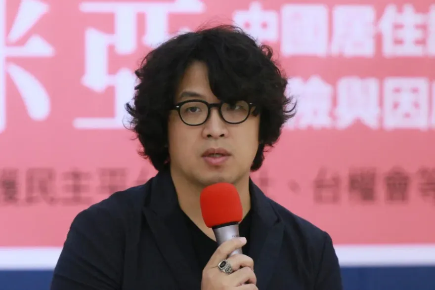囧了！沈伯洋臉書貼文「不見民進黨藍勾勾洗版」　媒體人驚：都跳船了嗎