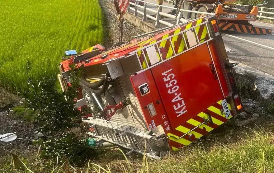 影/花蓮消防車彎轉撞護欄翻邊坡　「實習生」駕駛送醫