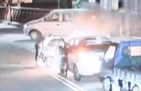 影/擦撞漏油起火！騎士淡定推車肇逃　路人看傻「不燙嗎」